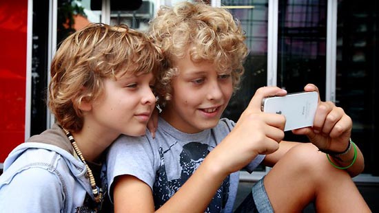 Bambini con IPhone
